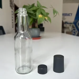 5oz Woozy Glass Bottle with 28mm Plastic Cap for Sauce