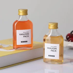 Custom Sticker Label Flat Liquor Glass Bottle 100 ml Mini Clear Empty Food Grade Glass Bottles for Juice Beverage Alcohol Liquor