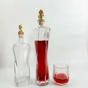 Faceted Crystal Heavy Base Unique Shape 750ml Glass Spirit Bottle with Gold Crown Stopper for Luxury Home Bar Display
