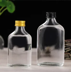 Food Grade 50ml 100ml 200ml 350ml 500ml Glass Beverage Bottles with Aluminum Screw Cap Flat Design for Whiskey Wine Packing